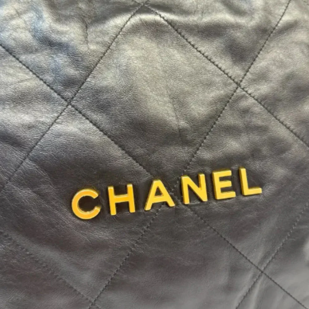 22 Medium Shiny Calfskin Quilted Black GHW - Image 16