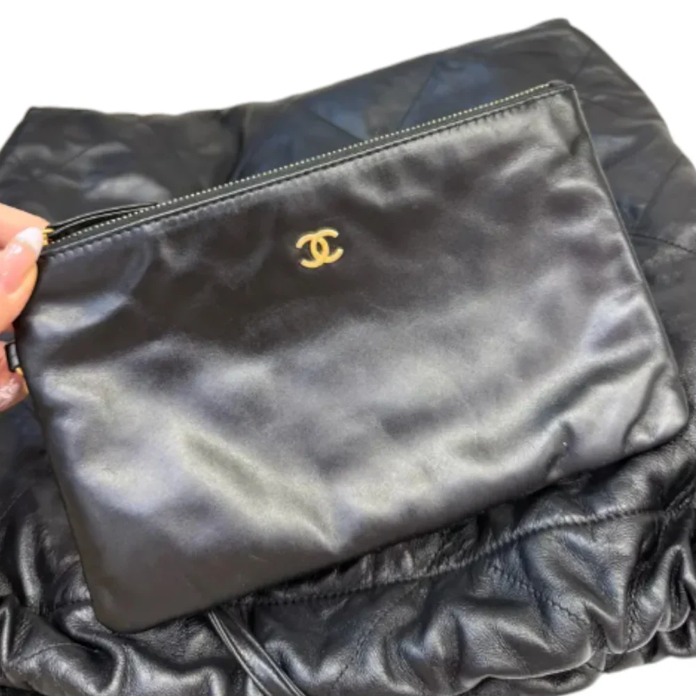 22 Medium Shiny Calfskin Quilted Black GHW - Image 18