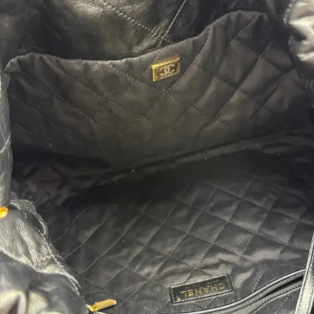 22 Medium Shiny Calfskin Quilted Black GHW - Image 20