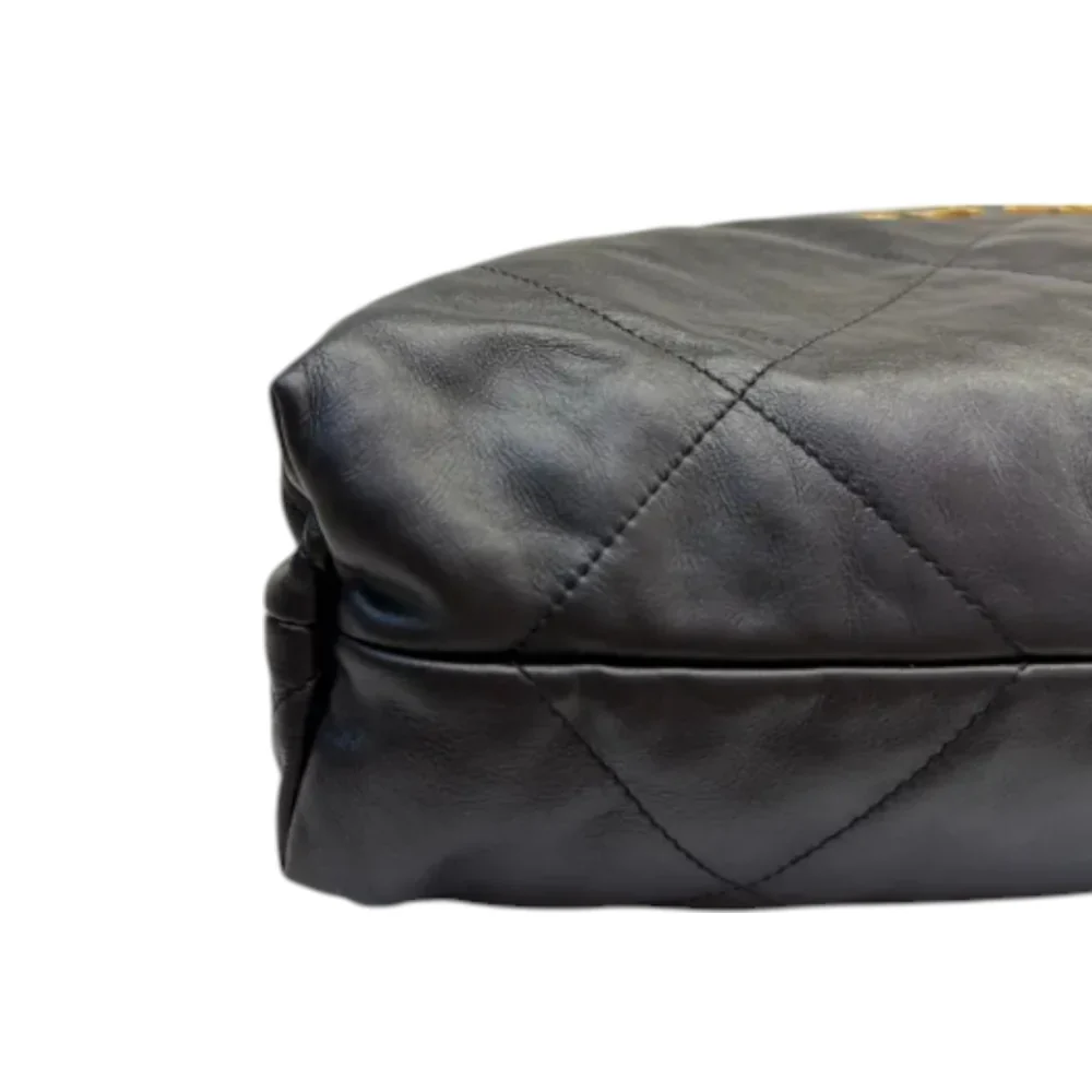 22 Medium Shiny Calfskin Quilted Black GHW - Image 7