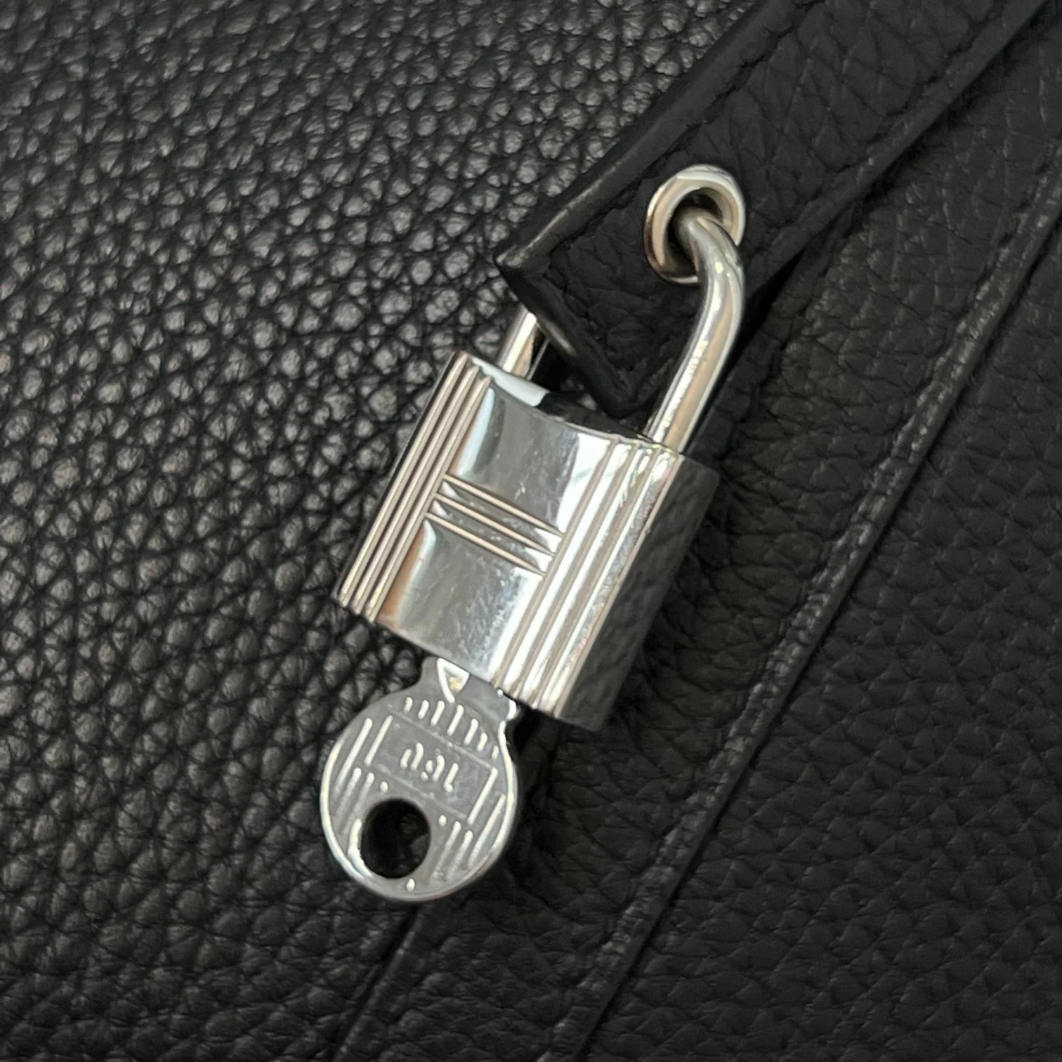 Picotin Lock 22 MM Taurillon Clemence Black PHW - Image 17