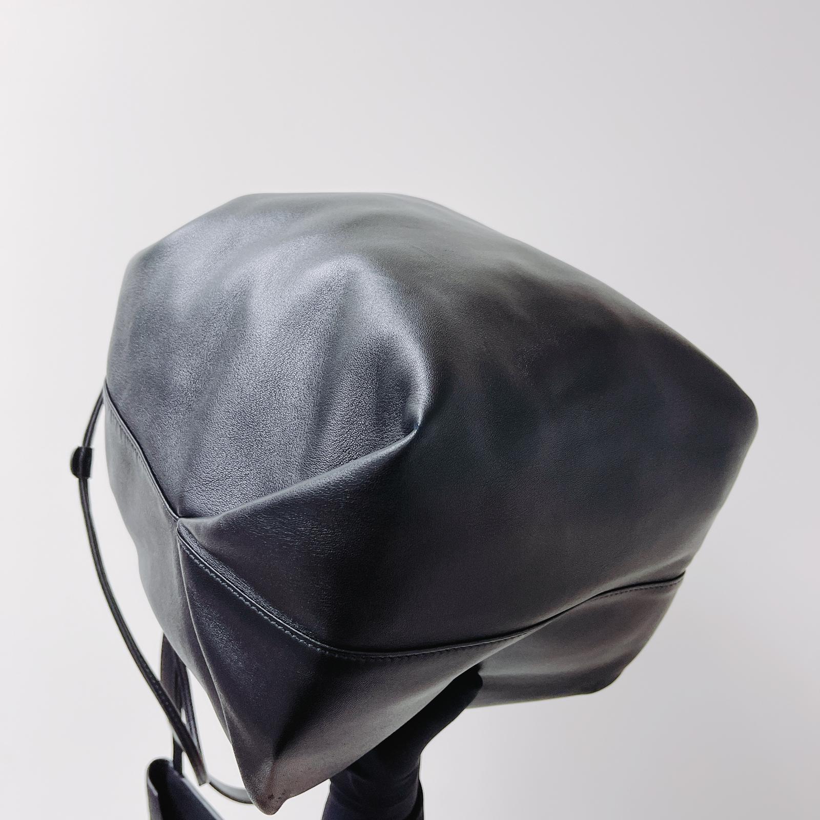 Teddy Bucket Bag Black - Image 11