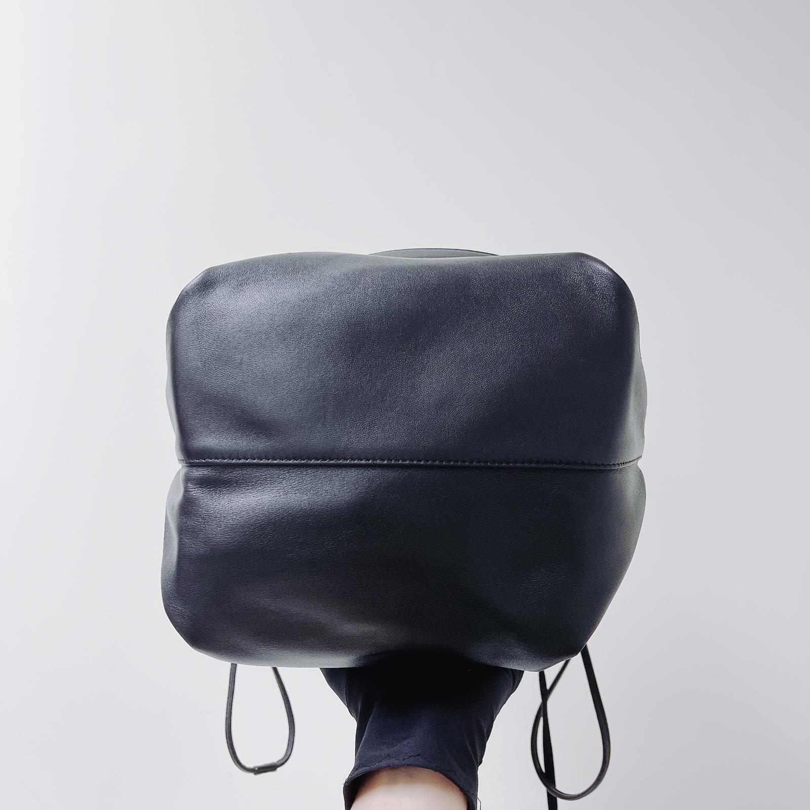 Teddy Bucket Bag Black - Image 15
